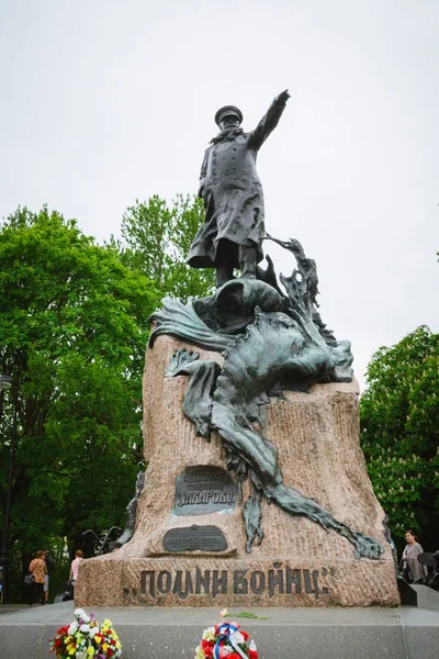 Monument van admiraal Stepan Osipovitsj Makarov in Kronstadt in de — Stockfoto