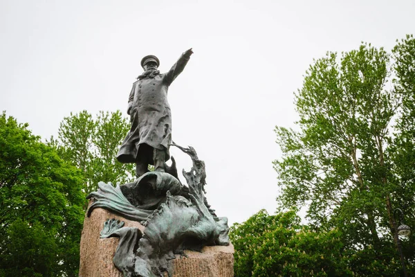 Denkmal für Admiral Stepanosipowitsch Makarow in Kronstadt im — Stockfoto