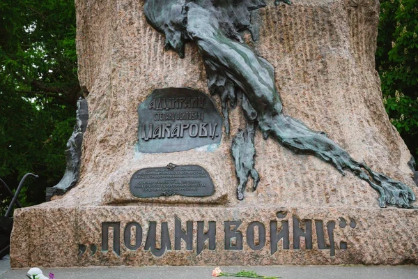 Monumento al almirante Stepan Osipovich Makarov en Kronstadt en la — Foto de Stock