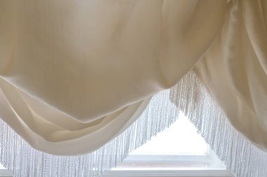 Perde içinde pencere dalgalar tarafından toplanan