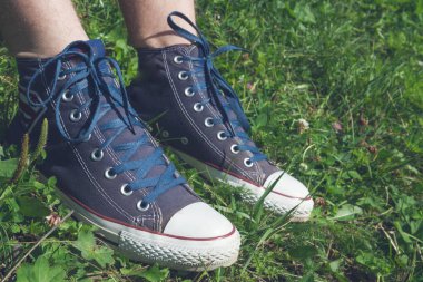 Denim spor ayakkabı yaz yeşil çim üzerinde