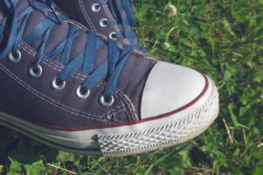 Denim spor ayakkabı yaz yeşil çim üzerinde