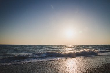 Yaz denizde güzel gün batımı