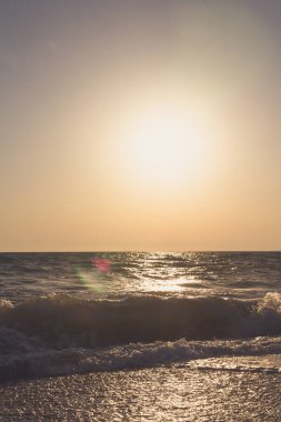 Yaz denizde güzel gün batımı