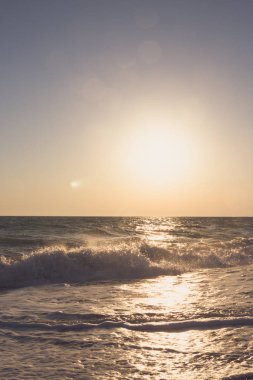 Yaz denizde güzel gün batımı