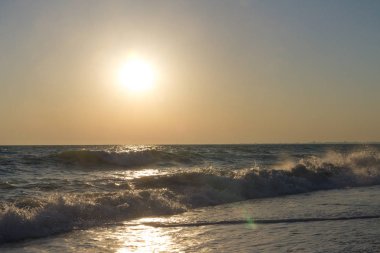 Yaz denizde güzel gün batımı