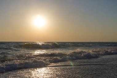 Yaz denizde güzel gün batımı