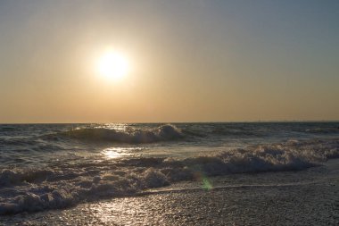 Yaz denizde güzel gün batımı