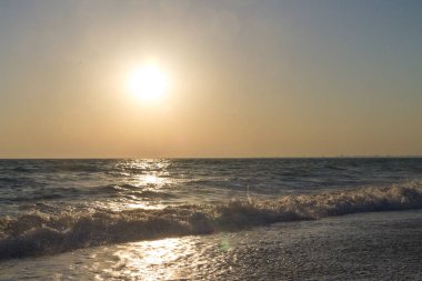 Yaz denizde güzel gün batımı