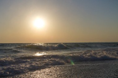 Yaz denizde güzel gün batımı