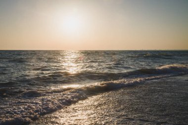 Yaz denizde güzel gün batımı