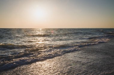 Yaz denizde güzel gün batımı