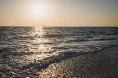 Yaz denizde güzel gün batımı