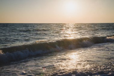 Yaz denizde güzel gün batımı