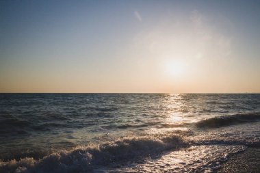 Yaz denizde güzel gün batımı