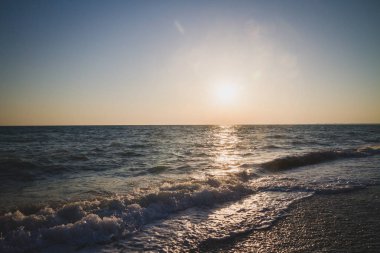 Yaz denizde güzel gün batımı