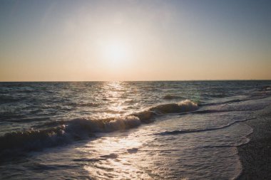 Yaz denizde güzel gün batımı