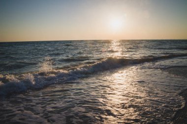 Yaz denizde güzel gün batımı