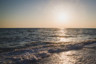 Yaz denizde güzel gün batımı