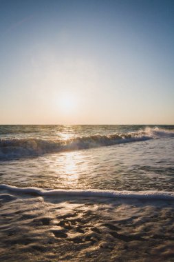 Yaz denizde güzel gün batımı