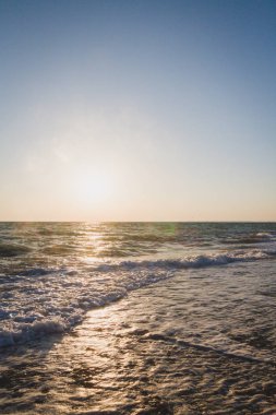 Yaz denizde güzel gün batımı