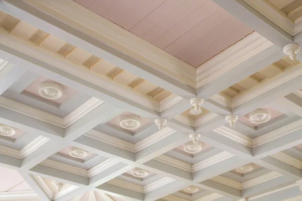 De oorspronkelijke houten plafond met decoratieve bekleding — Stockfoto