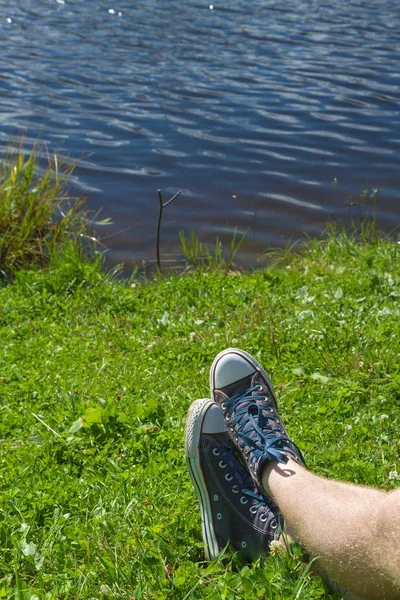 Denim sneakers på grönt gräs på sommaren — Stockfoto