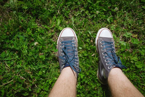 Denim sneakers på grönt gräs på sommaren — Stockfoto