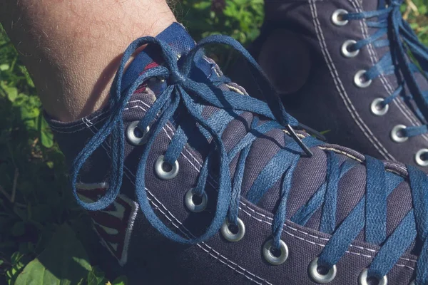 Denim sneakers på grönt gräs på sommaren — Stockfoto