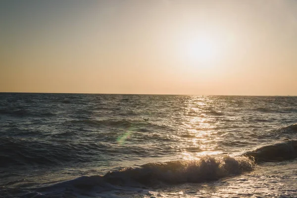Прекрасний захід сонця на літньому морі — стокове фото