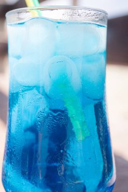 Sahilde sıcak yaz aylarında buz ile renkli kokteyller