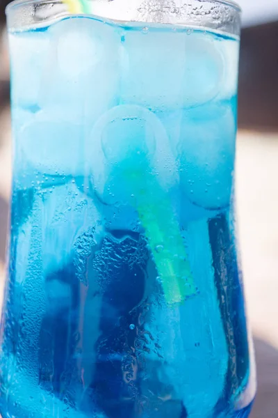 Coquetéis coloridos com gelo na praia no verão quente — Fotografia de Stock