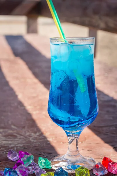 Cocktails colorés avec glace sur la plage en été chaud — Photo