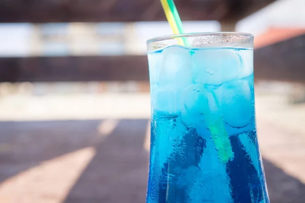 Cocktails colorés avec glace sur la plage en été chaud — Photo