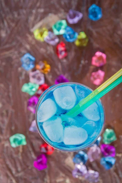 Cocktails colorés avec glace sur la plage en été chaud — Photo