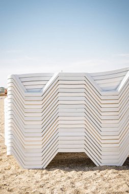 Beyaz sahilde şezlong yığılmış