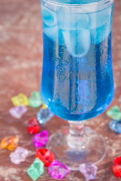 Cocktails colorés avec glace sur la plage en été chaud — Photo