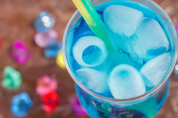 Cocktails colorés avec glace sur la plage en été chaud — Photo