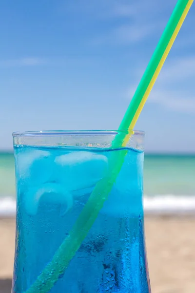 Blauer alkoholischer Cocktail auf dem Hintergrund des Meeres — Stockfoto