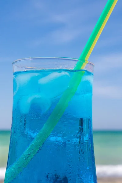 Blauer alkoholischer Cocktail auf dem Hintergrund des Meeres — Stockfoto