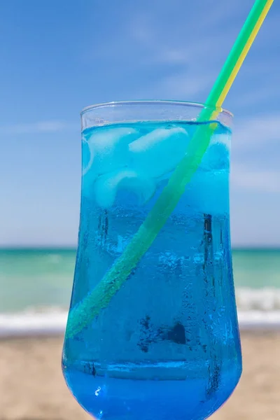 Cóctel alcohólico azul en el fondo del mar — Foto de Stock