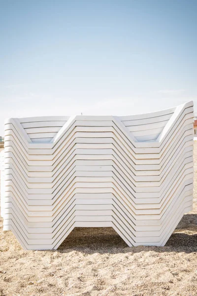 Wit gestapeld ligstoelen op het strand — Stockfoto