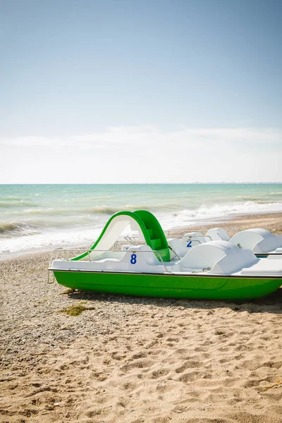 Catamarano verde Belam con scivolo in riva al mare — Foto Stock