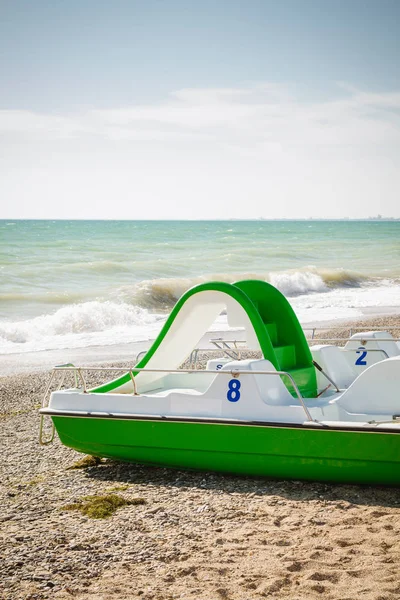 Катамаран Green Belam с горкой на берегу моря — стоковое фото