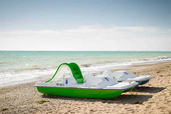 Катамаран Green Belam с горкой на берегу моря — стоковое фото