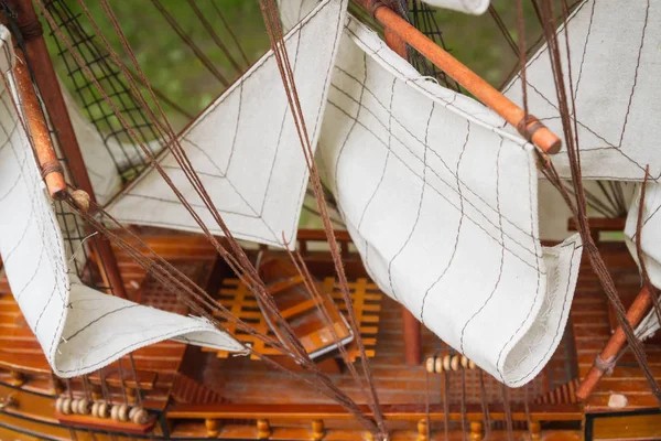 Деревянная модель корабля, сделанная вручную на улице летом — стоковое фото