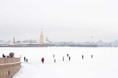 Neva Nehri üzerinde buz gibi hava kışın.