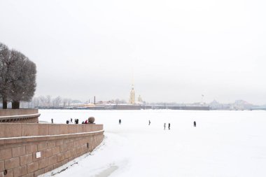 Neva Nehri üzerinde buz gibi hava kışın.