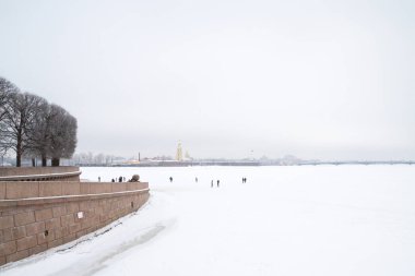Neva Nehri üzerinde buz gibi hava kışın.
