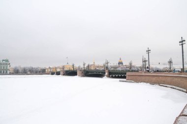 Neva Nehri üzerinde buz gibi hava kışın.